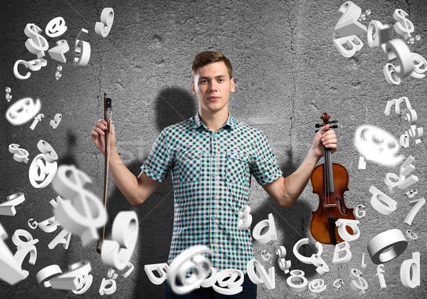 Om violonist tânăr ocazional ciment joc Imagine de stoc © adam121