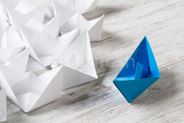 Afaceri set origami bărci masa de lemn Imagine de stoc © adam121