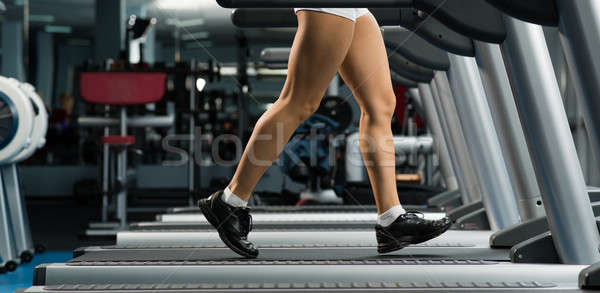 Vrouw lopen tredmolen fitness club sport Stockfoto © adam121