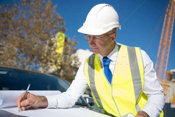 Senior ingenieur bouw veiligheidshelm merkt Stockfoto © adam121