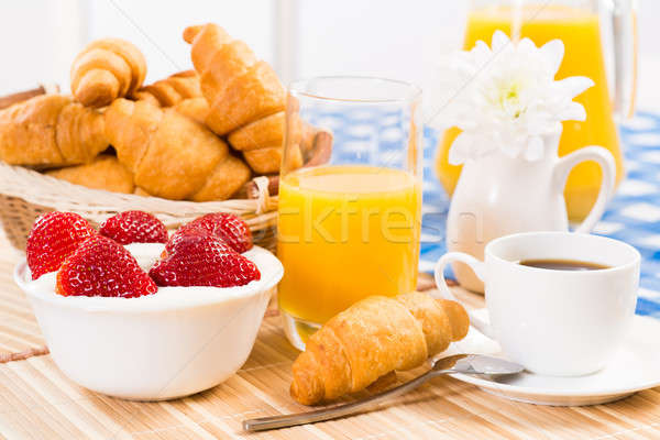 Mic dejun continental cafea căpşună smântână croissant suc Imagine de stoc © adam121