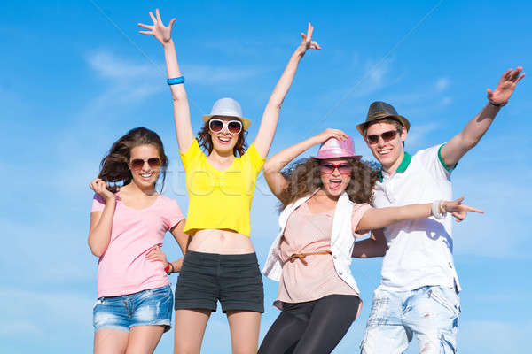 Foto stock: Grupo · jóvenes · azul · verano · cielo