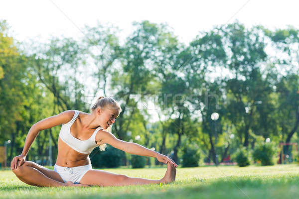Vrouw yoga park jonge aantrekkelijke vrouw actief Stockfoto © adam121