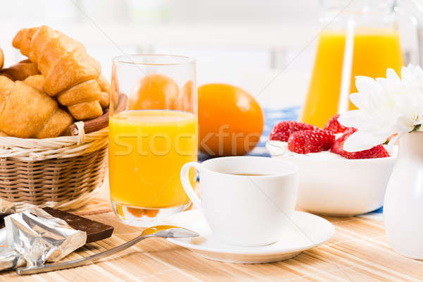 Imagine de stoc: Mic · dejun · continental · cafea · căpşună · smântână · croissant · suc