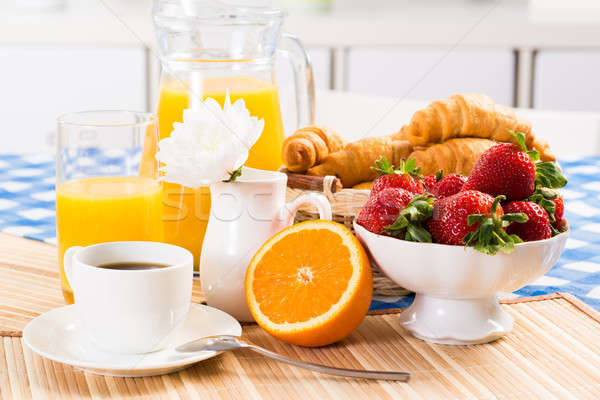 Mic dejun continental cafea căpşună croissant suc sticlă Imagine de stoc © adam121