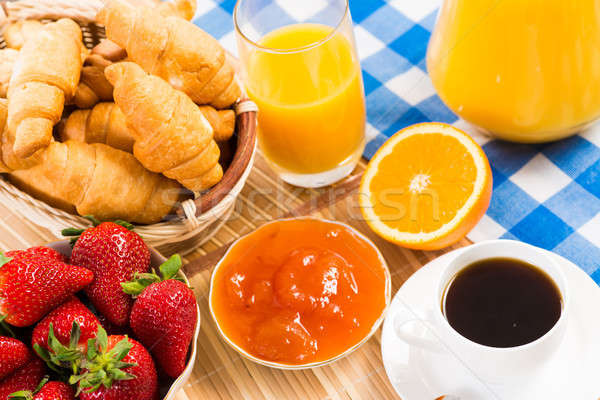 Mic dejun continental suc de portocale cornuri căpşune natura moarta cafea Imagine de stoc © adam121