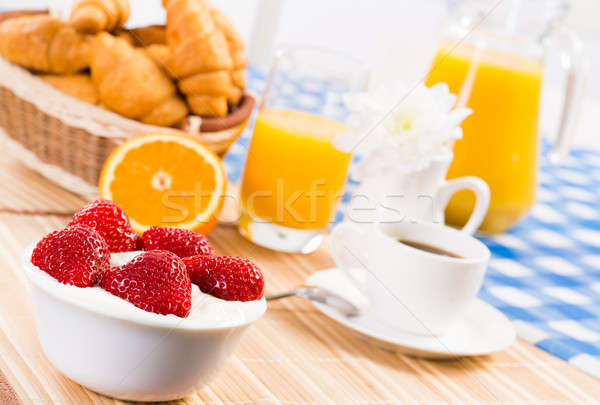 Pequeno-almoço continental café morango creme croissant fruto Foto stock © adam121