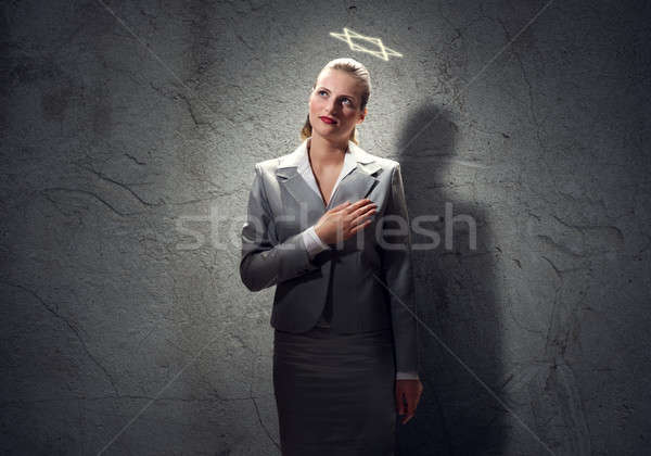 Foto stock: Rezando · mujer · de · negocios · jóvenes · halo