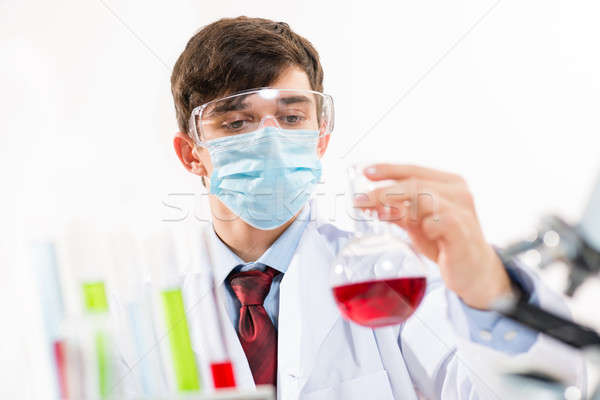 Om de ştiinţă chimist masca epruvetă roşu Imagine de stoc © adam121