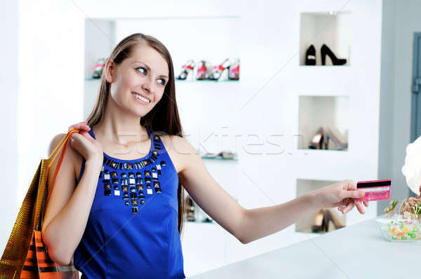 Vrouw winkelen kassa betalen creditcard jonge vrouw Stockfoto © adam121