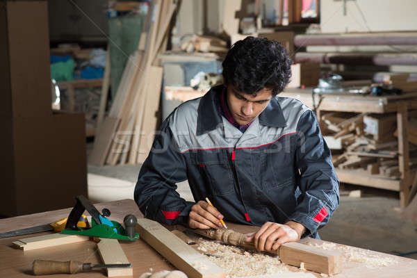 Foto stock: Carpintero · trabajo · jóvenes · artesano · uniforme · de · trabajo