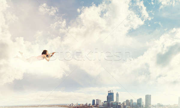Tineri gratuit pretty woman care zboară cer joc Imagine de stoc © adam121