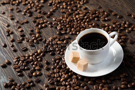 Stok fotoğraf: Fincan · siyah · kahve · parçalar · şekerkamışı · kahve · çekirdekleri · etrafında