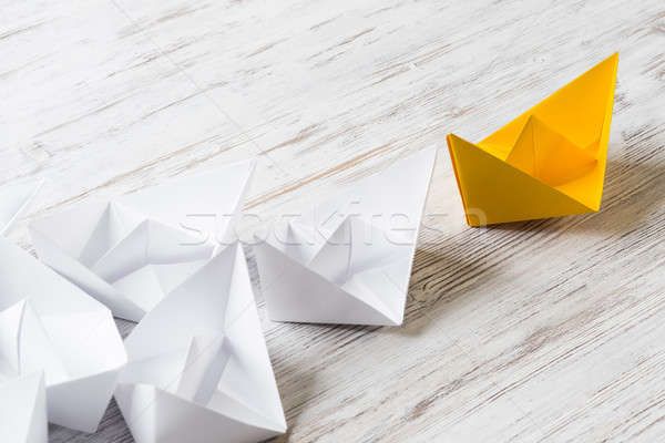 Stock foto: Business · Führung · Set · Origami · Boote · Holztisch