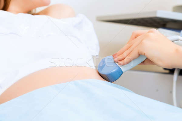 Mâini abdominal ultrasunete scanner gravidă Imagine de stoc © adam121