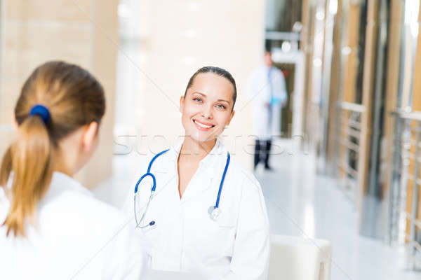 Doua medici vorbesc lobby spital zâmbet Imagine de stoc © adam121