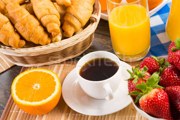Wcześnie śniadanie sok pomarańczowy kawy rogaliki truskawek Zdjęcia stock © adam121