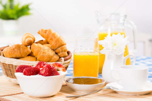 Desayuno continental jugo de naranja croissants fresas naturaleza muerta café Foto stock © adam121