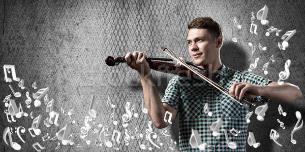 Om violonist tânăr ocazional ciment joc Imagine de stoc © adam121