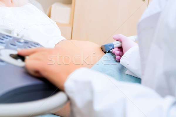 Hand Bauch- Ultraschall Scanner schwanger Frauen Stock foto © adam121