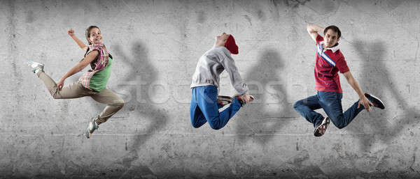 Hip hop dançarinos grupo dançarina saltar cimento Foto stock © adam121