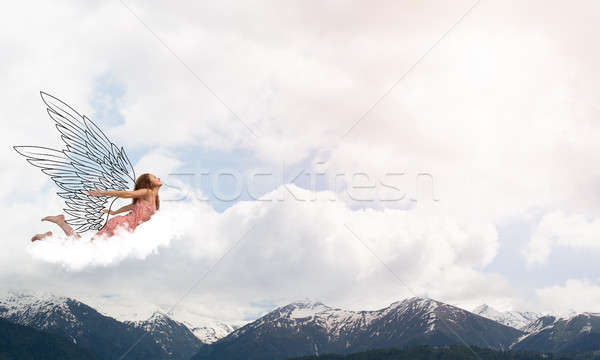 Jonge gratis jonge vrouw vliegen hoog blauwe hemel Stockfoto © adam121