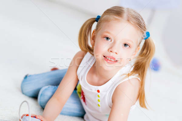 Kız oynama oyun konsol mutlu çocuk Stok fotoğraf © adam121