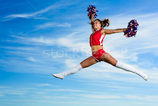 Foto d'archivio: Giovani · cheerleader · rosso · costume · jumping · cielo · blu
