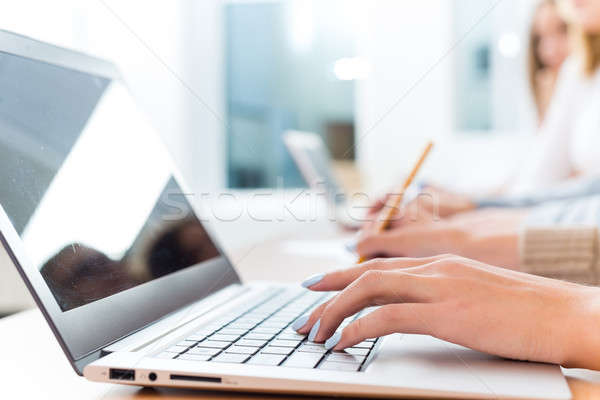 Femeie mâini tastatura laptop studenţi asculta Imagine de stoc © adam121