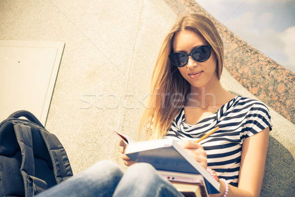 Student meisje trappenhuis glimlachend vergadering Stockfoto © adam121