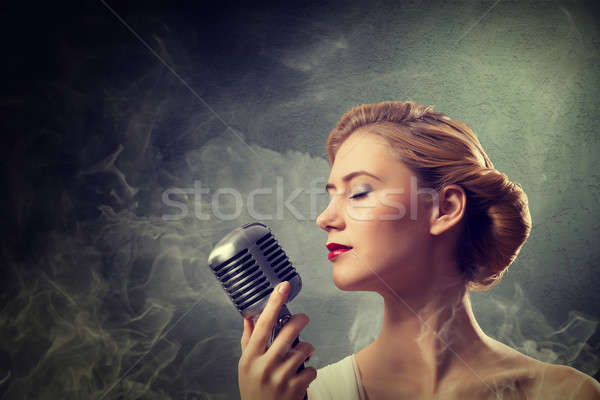 Frumos cântăreaţă microfon in jurul Imagine de stoc © adam121
