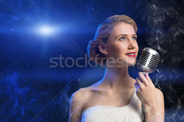 Mujer atractiva cantante micrófono detrás resumen moda Foto stock © adam121