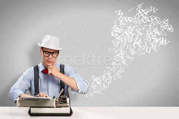 年輕 記者 圖像 坐在 表 打字機 商業照片 © adam121