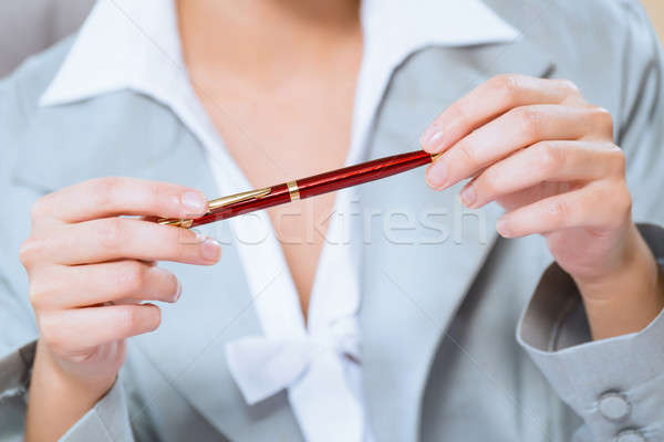 Közelkép kezek üzletasszony tart piros toll Stock fotó © adam121