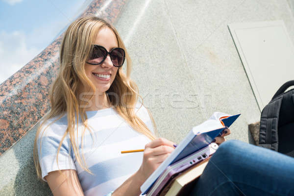 Diák lány lépcsőház mosolyog főiskolai hallgató ül Stock fotó © adam121