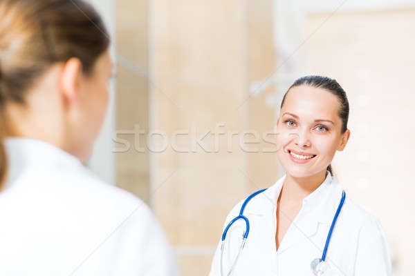 Imagine de stoc: Doua · medici · vorbesc · lobby · spital · zâmbet