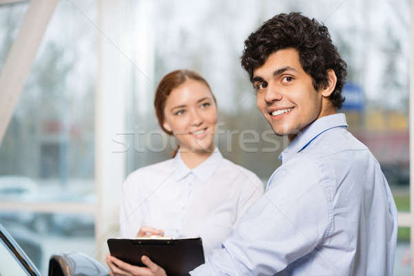 Verkoop jonge vrouw show kamer praten Stockfoto © adam121