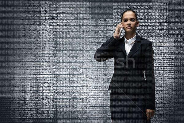 Foto stock: Alterar · mujer · de · negocios · jóvenes · hablar · teléfono · móvil · oficina