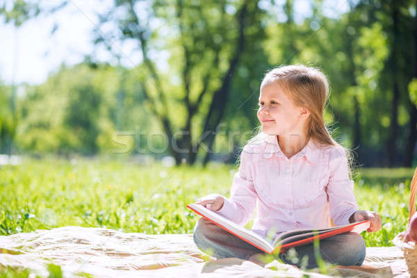 Süß Mädchen Park liebenswert Sommer Lesung Stock foto © adam121