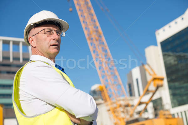 Idős mérnök építkezés munkavédelmi sisak keresztbe tett kar mellkas Stock fotó © adam121