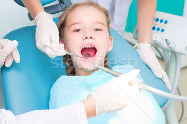 Fată stomatologi vizita dentist om Imagine de stoc © adam121