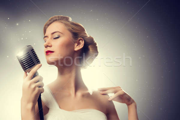 Mujer atractiva cantante micrófono detrás resumen moda Foto stock © adam121