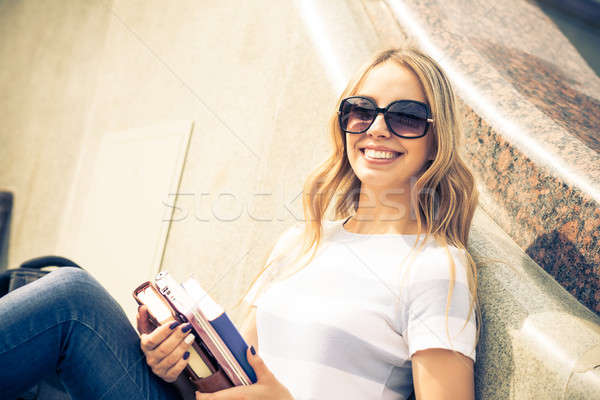 Student meisje trappenhuis glimlachend vergadering Stockfoto © adam121