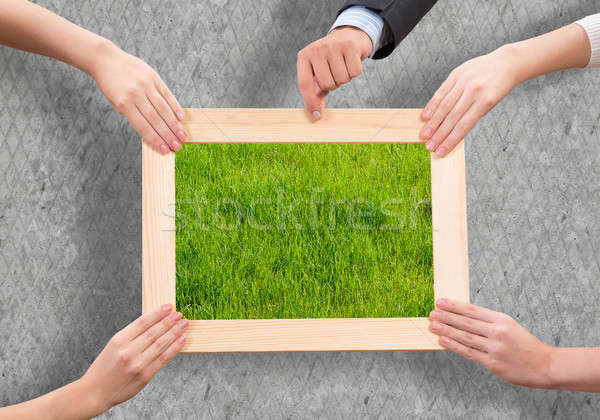 Grün menschlichen Hände halten Holzrahmen Stock foto © adam121