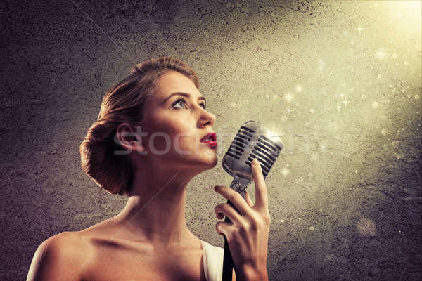 Mujer atractiva cantante micrófono detrás resumen moda Foto stock © adam121