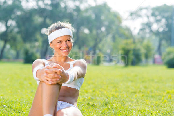 Vrouw park jonge fitness meisje vergadering Stockfoto © adam121