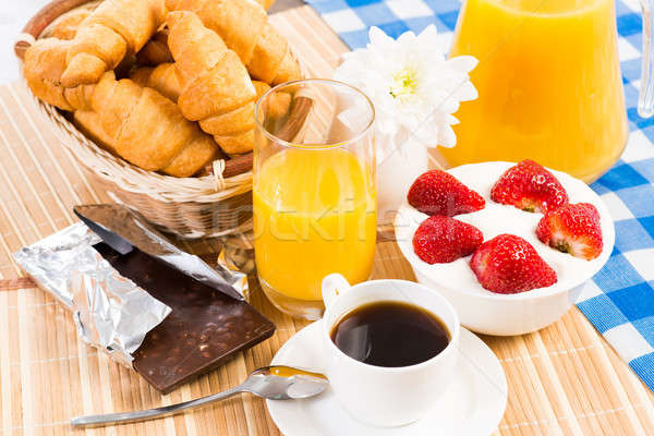 Mic dejun continental cafea căpşună smântână croissant fruct Imagine de stoc © adam121