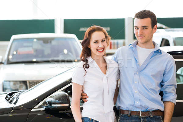 經銷商 常設 汽車 情侶 商業照片 © adam121