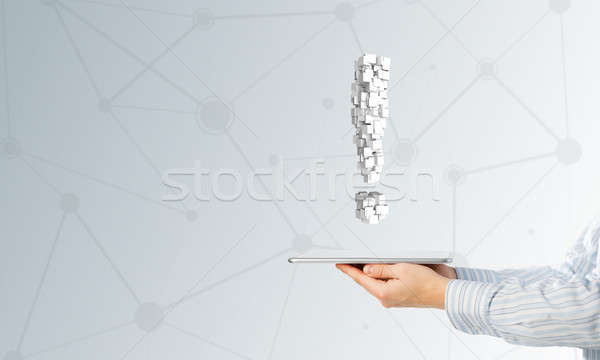 Stock fotó: Felkiáltójel · tabletta · kéz · üzletember · mutat · táblagép