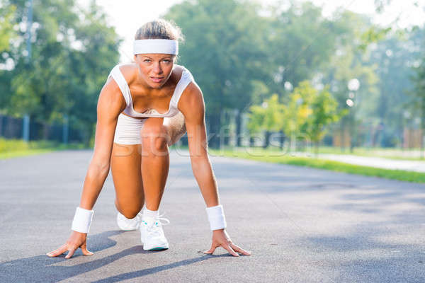 Stockfoto: Atleet · start · jonge · vrouw · runner · outdoor · permanente